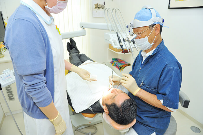 虫歯の治療をする歯科医師