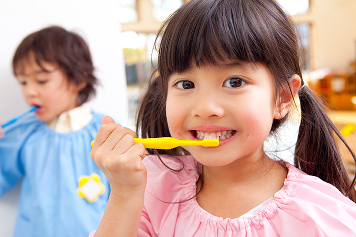歯磨きする幼稚園児