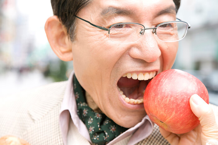 リンゴにかじりつく患者様