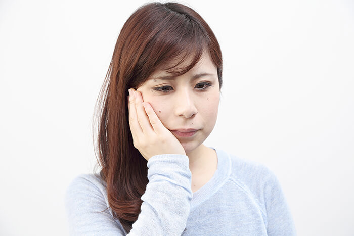 歯ぎしりで奥歯痛い女性
