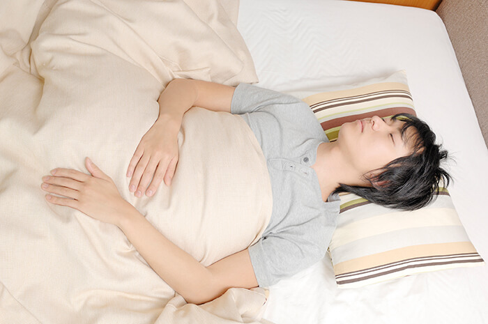 睡眠時無呼吸症候群の男性の寝顔