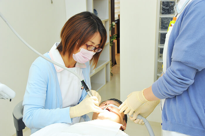 歯石を除去する歯科衛生士